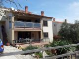 Eine schöne, luxuriöse Wohnung (190m2) mit einem großen Balkon mit Blick auf den mediterranen Garten...
